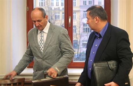 Václav Müller (vlevo) a jeho spoleník Pavel Novotný u za soudy utratili...