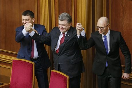 Volodomyr Hrojsman (vlevo) s prezidentem Poroenkem a tehdejím premiérem Jaceukem na snímku z roku 2014.