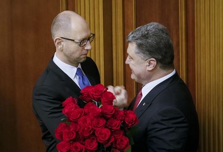 Ukrajinský prezident Petro Poroenko blahopeje staronovému éfovi vlády....