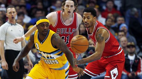 Derrick Rose z Chicaga (vpravo) a Ty Lawson z Denveru se enou za míem.