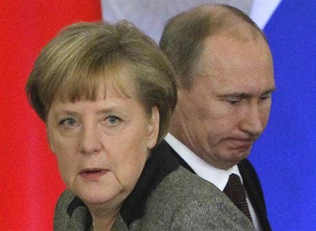 Nmecká kancléka Angela Merkelová s ruským prezidentem Vladimirem Putinem na...