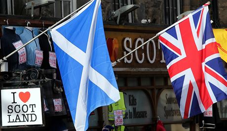 Skotská a britská vlajka na obchod v Edinburku v únoru 2014