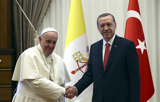 Pape Frantiek se pi návtv Turecka setkal s prezidentem Erdoganem v jeho...