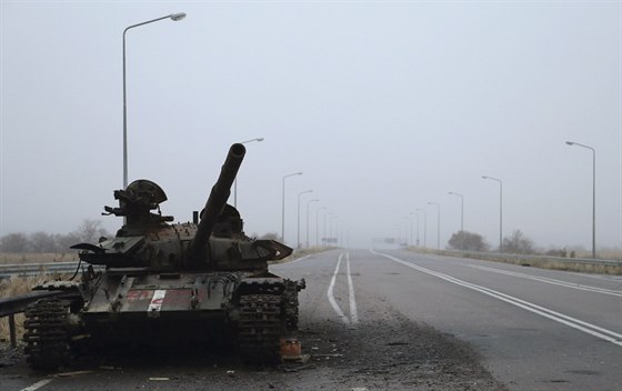 Zniený tank na území tzv. Luhanské republiky (19. listopadu 2014)