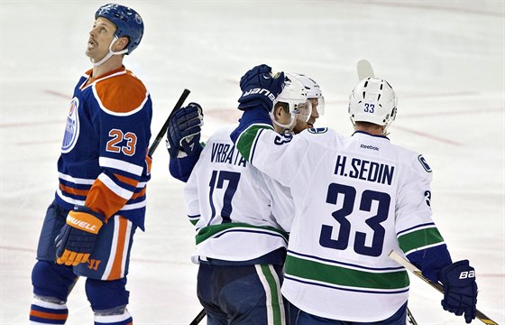 Gól slaví hrái Vancouveru Radim Vrbata a Henrik Sedin, Matt Hendricks z...