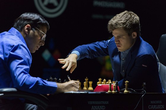 Magnus Carlsen (vpravo) je mistrem svta. Porazil vyzyvatele Vivánáthána...