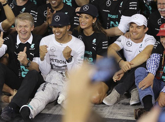 Mistr svta Lewis Hamilton, jeho pítelkyn Nicole Scherzingerová a lenové...