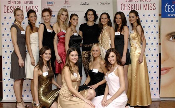 Finalistky eské Miss 2008 s tehdejí editelkou soute Michaelou Maláovou