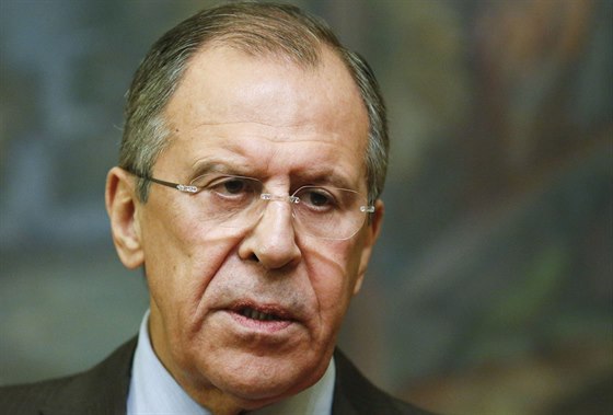 Lavrov obvinil Západ, e chce sankcemi svrhnout ruský reim