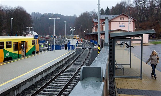 Opravené nástupiště a kolejiště už mají také v Tanvaldu.