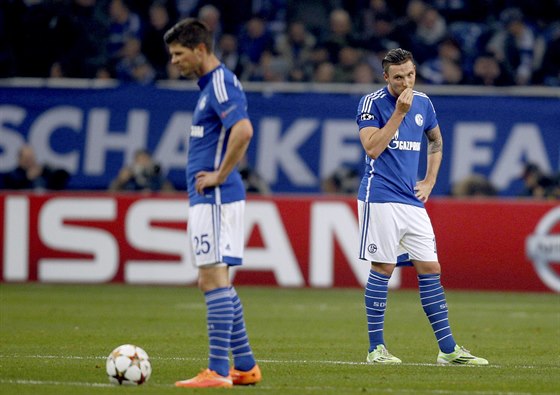 SMUTEK. Fotbalisté Schalke 04 Marco Hoeger (vpravo) a Klaas-Jan Huntelaar jsou...
