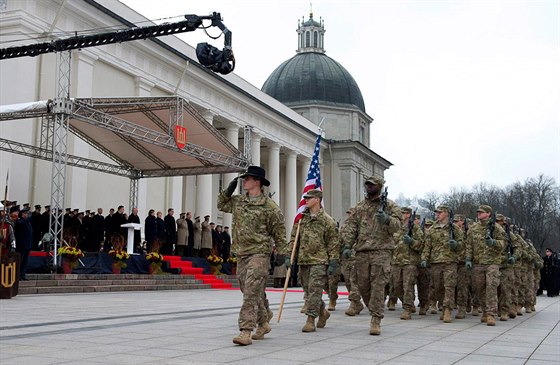 Písluníci americké 1. jízdní divize bhem pehlídky je Dni ozbrojených sil v...