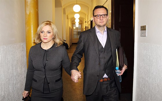Manželé Jana a Petr Nečasovi přicházejí k Obvodnímu soudu v Praze. (20....