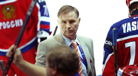 Ruský trenér Viktor Tichonov při utkání Švédsko - Rusko na hokejovém mistrovství světa v Ostravě. (27. dubna 2004)