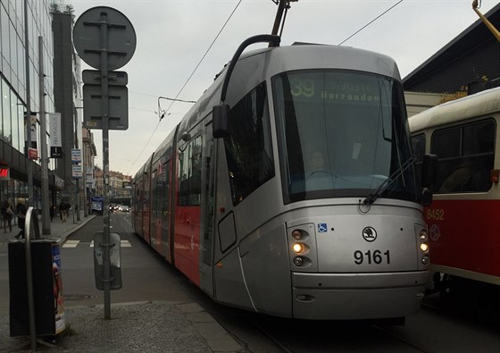 Tramvaj 14T opt vozí Praany. tená ji zachytil v bném provozu na Andlu.