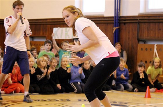 Kristýna Kolocová ukazuje ve kole dtem jednu z disciplín Olympijského víceboje. 