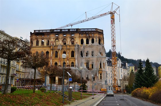 V Mariánských lázních zaala demolice vyhoelého hotelu Rozkvt. Budova pijde...