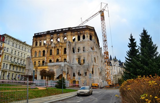 V Mariánských lázních zaala demolice vyhoelého hotelu Rozkvt. Budova pijde...