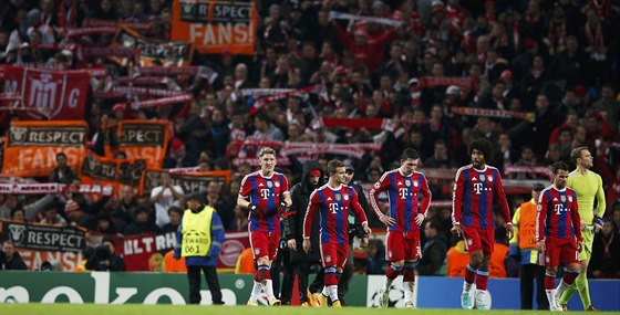 Fotbalisté Bayernu Mnichov opoutjí trávník po poráce na Manchesteru City.