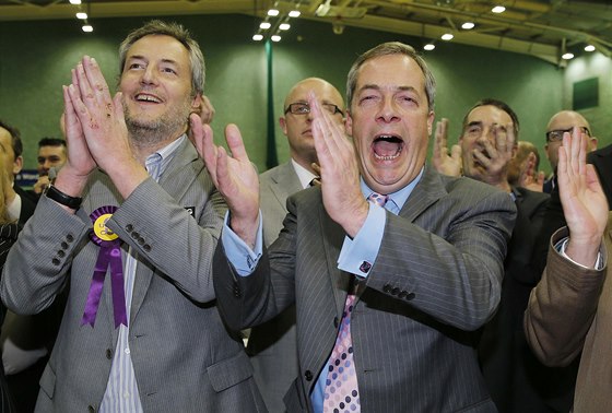 éf britských euroskeptik Nigel Farage se raduje z vítzství svého kandidáta v