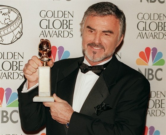 Burt Reynolds dostal Zlatý glóbus v roce 1998.