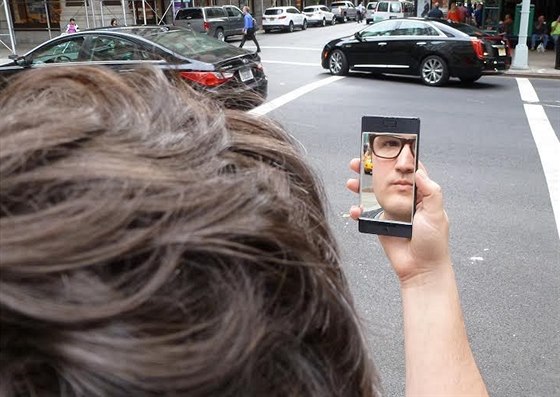 NoPhone ve verzi se „selfie“ výbavou