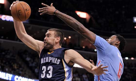 Marc Gasol z Memphisu drí mí, brání ho DeAndre Jordan z Los Angeles Clippers. 