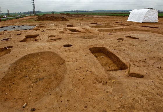 Archeologické naleziště pod budoucí dálnicí D11 u Hradce Králové. Vědci...