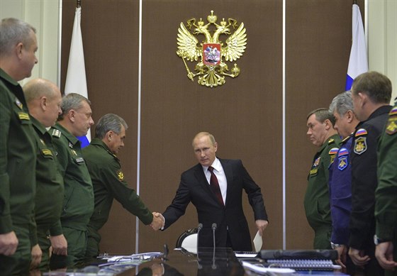 Ruský prezident Vladimir Putin se zdraví s ministrem obrany Sergejem Šojgu na...