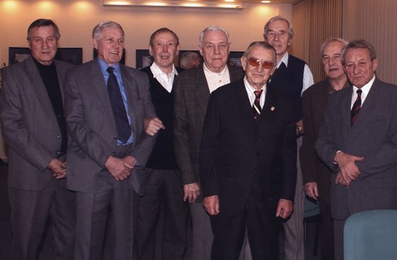 Zdenk Bobrovský (vlevo) s dalími bývalými reprezentanty a trenérem...