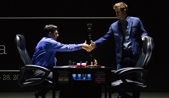 Magnus Carlsen (vpravo) a Vivanáthan Ánand se zdraví ped jedenáctým,...