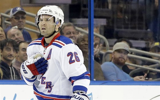 Martin St. Louis v dresu NY Rangers pi svém návratu do Tampy.