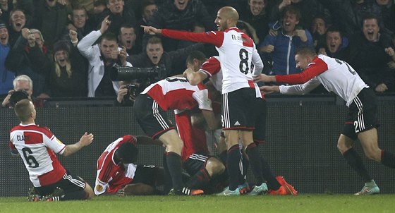 Fotbalisté Feyenoordu Rotterdam slaví gól.