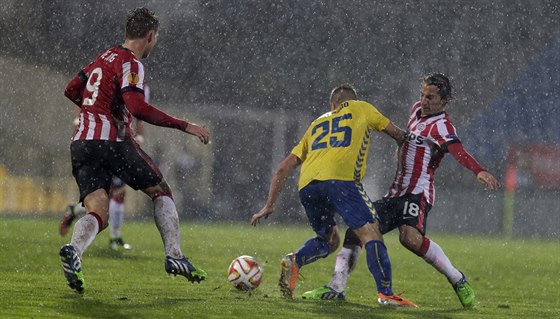 Andres Guardado (vpravo) z PSV Eindhoven se snaí v hustém deti najít svého...