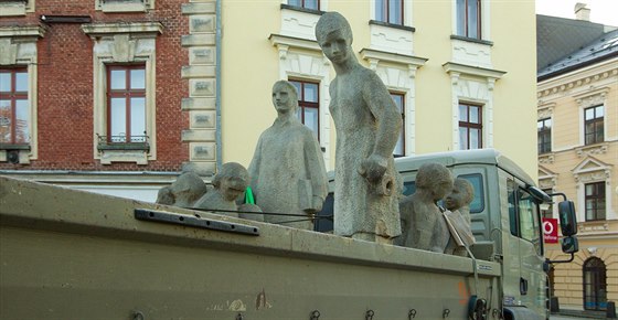 Od obchodního centra Jablo v Jablonci ve stedu odsthovali sousoí Mateská...