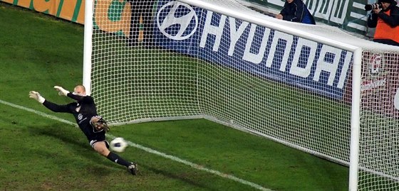 Branká Dukly Martin Chudý inkasuje rozhodující gól z penalty, kterou promnil...