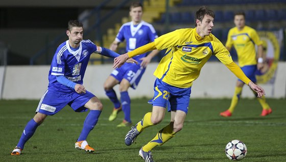 Zlínský Rastislav Chmelo (vpravo) v akci v duelu s Kolínem