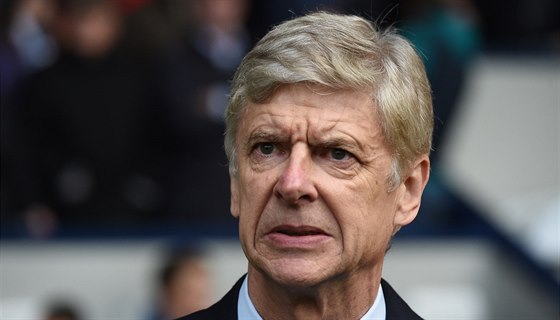 Arséne Wenger, trenér Arsenalu, se zlobí na UEFA. Nelíbí se mu, e nekontumuje výsledky týmm, za které nastoupil dopující hrá.