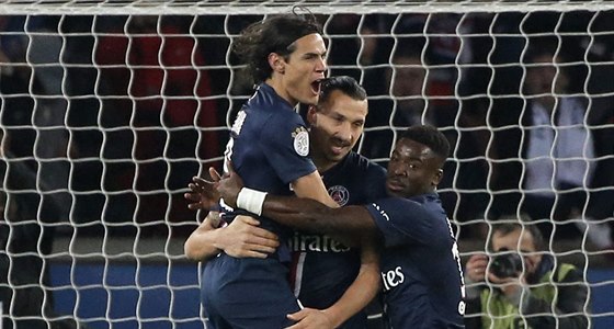 Oslava branky v podání hrá Paris St. Germain, uprosted je Zlatan...