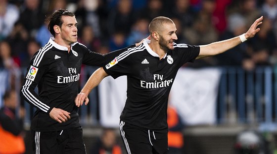 Karim Benzema (vpravo) z Realu Madrid slaví gól, blahopeje mu Gareth Bale.