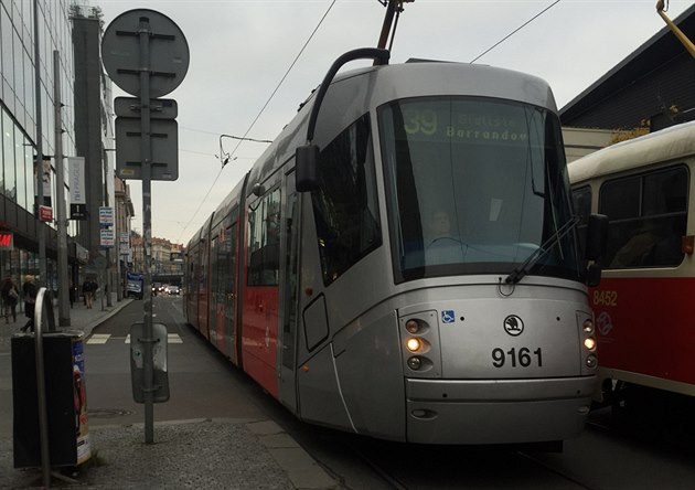 Tramvaj 14T opět vozí Pražany. Čtenář ji zachytil v běžném provozu na Andělu.