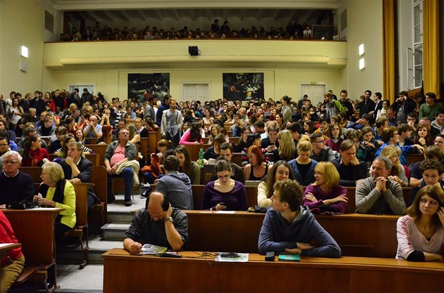 Přednášková aula (místnost 131) byla 6. listopadu 2014 večer zcela naplněna....