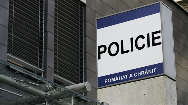 Policista z Karlovarska plánoval loupežné přepadení, skončil ve vazbě