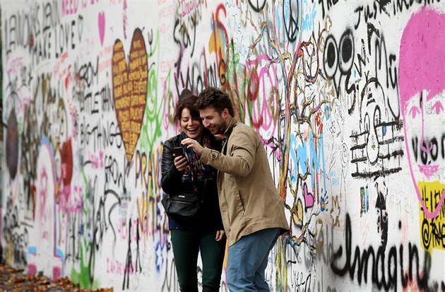 Lennonova ze� se dva dny po p�emalov�n� b�lou barvou znovu z velk� ��sti...