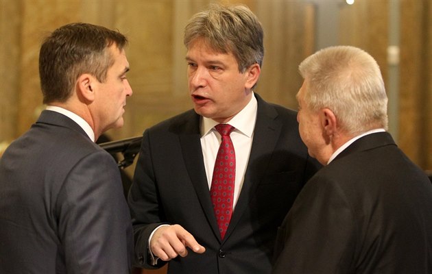 Brn�nský primátor Petr Vok�ál z ANO (vlevo) na snímku se svým p�edch�dcem Romanem Onderkou z �SSD (uprost�ed).