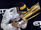 POLIBEK NA TROFEJ PRO VÍTZE. Lewis Hamilton je mistrem svta. Celou sezonu...