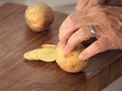 Nakrájejte dobe omyté brambory na tenké plátky.
