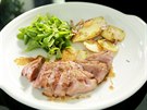 Kachní prsa s polníkovým salátem a lyonskými bramborami