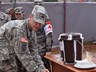 Americký voják si dezinfikuje ruce ped nemocnicí na lébu ebolou v Libérii...
