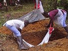 Poheb v Libérii, mrtvý nejpíe zemel na ebolu (8. listopadu 2014).